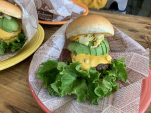 CHIBARU CAFEのアボカドチーズバーガー